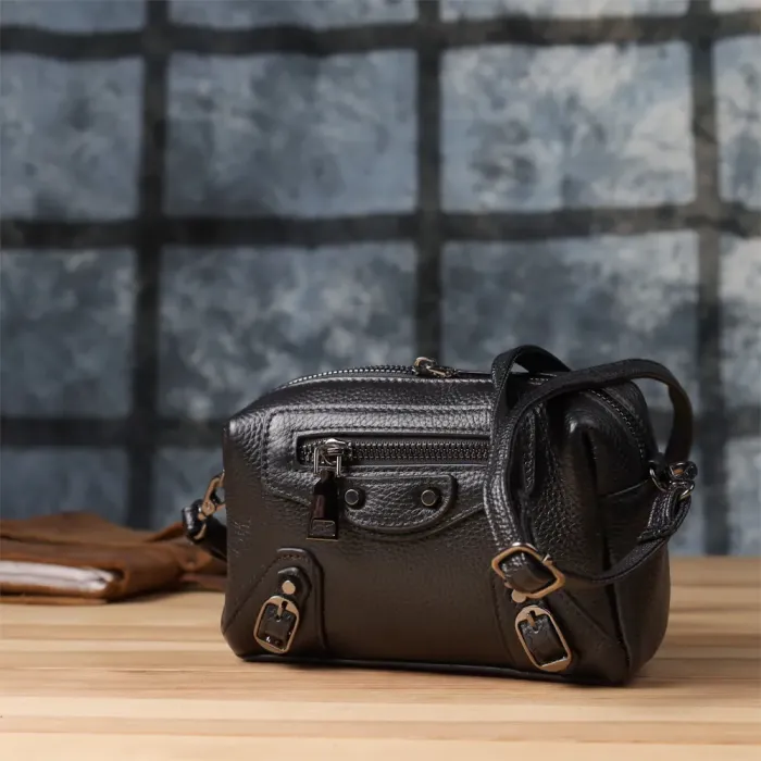 Модна жіноча сумка з натуральної шкіри з актуальним декором Vintage 22922 Чорний