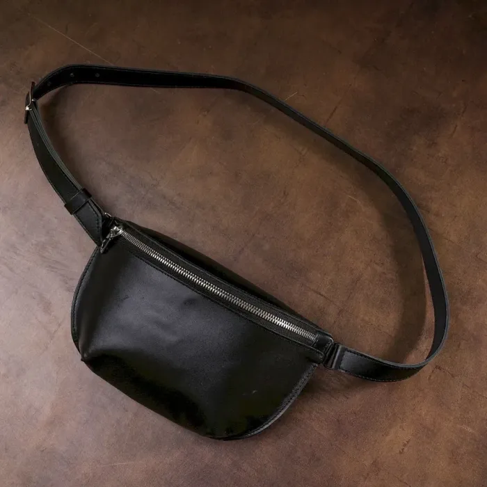 Кожаная универсальная женская бананка Shvigel 16383 Черный