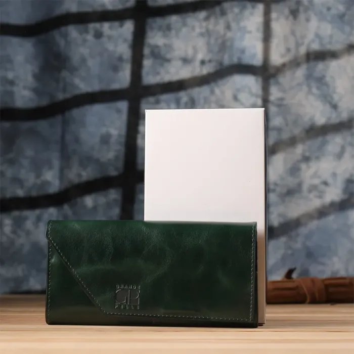 Добротний гаманець у два складення з натуральної гладкої шкіри GRANDE PELLE 22945 Зелений