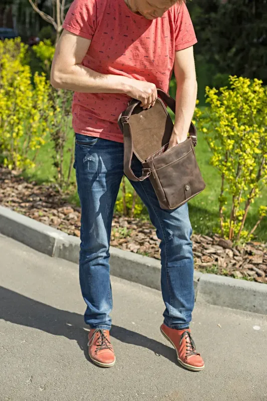 Сумка SHVIGEL 00890 із вінтажної шкіри Коричнева