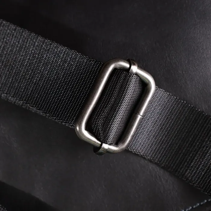 Стильна та практична чоловіча сумка на плече з натуральної гладкої шкіри Shvigel 23153 Чорний