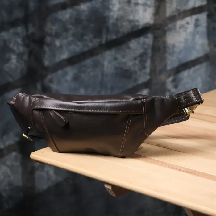 Чоловіча сумка-бананка компактного розміру з натуральної шкіри Shvigel 23126 Коричневий