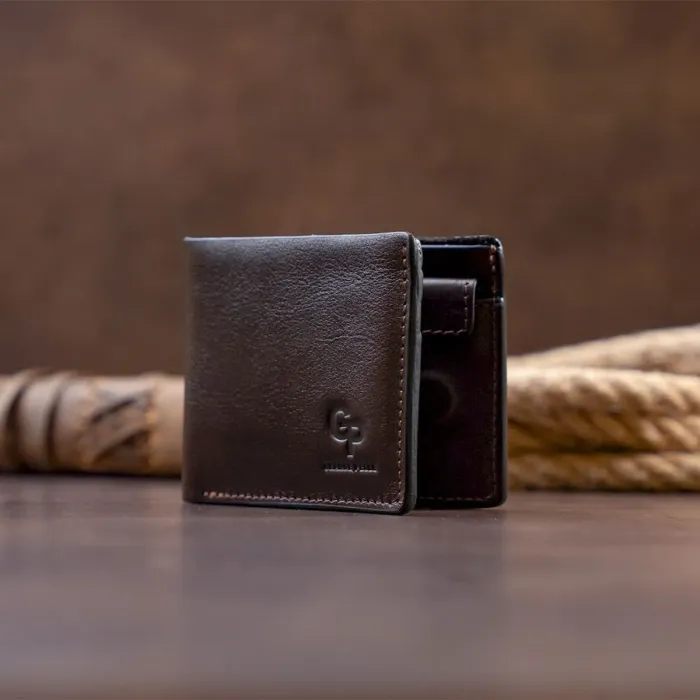 Суворий портмоне в гладкій шкірі на магнітах GRANDE PELLE 11307