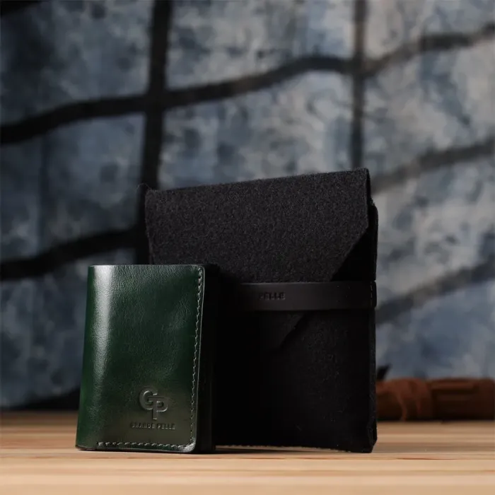 Відмінний гаманець у три складання з натуральної гладкої шкіри GRANDE PELLE 22944 Зелений