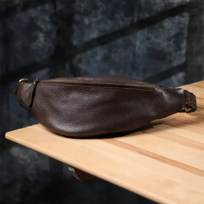 Стильна сумка бананка із зернистої натуральної шкіри Shvigel 23146 Коричневий