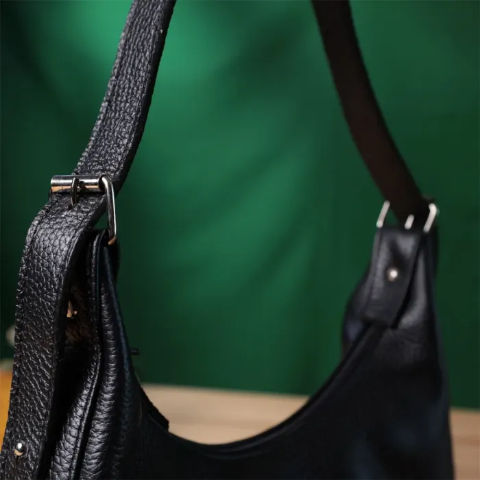 Сумка багет з регульованим ременем із зернистої натуральної шкіри Shvigel 22833 Чорна