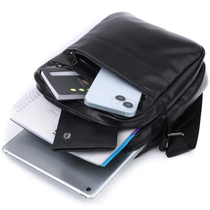 Класична чоловіча сумка месенджер із глянсової натуральної шкіри Shvigel 22846 Чорна