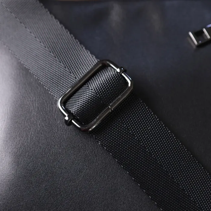 Класична чоловіча сумка месенджер із глянсової натуральної шкіри Shvigel 22846 Чорна