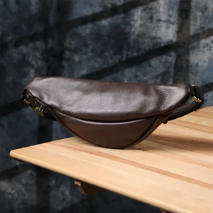 Стильна сумка бананка із зернистої натуральної шкіри Shvigel 23146 Коричневий