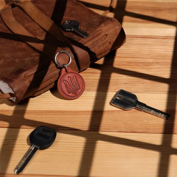 Брелок із тисненням герба України з натуральної шкіри Shvigel 55000 Світло-коричневий