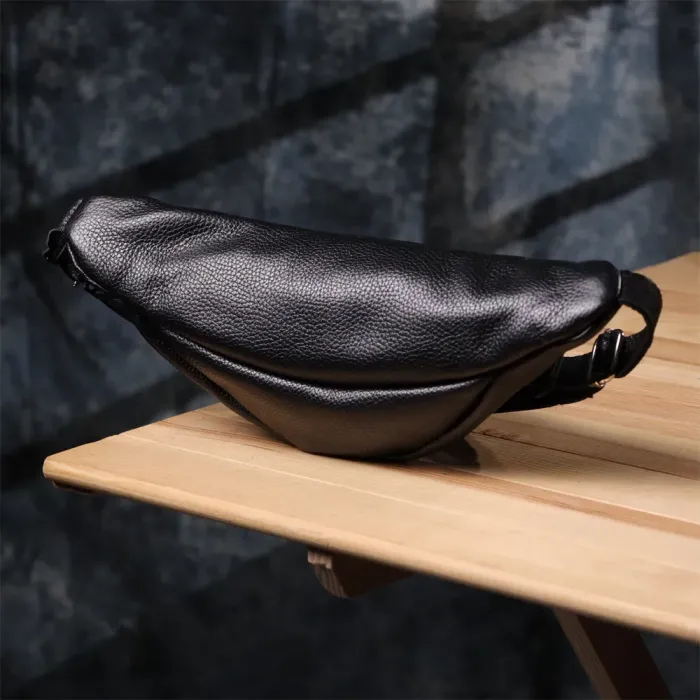 Відмінна сумка бананка із зернистої натуральної шкіри Shvigel 23145 Чорний