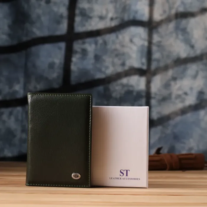 Практична обкладинка на паспорт універсального формату із натуральної шкіри ST Leather 23081 Зелений
