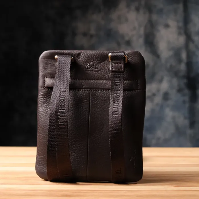 Стильна невелика сумка з матової зернистої натуральної шкіри Tony Perotti 20876_1 ( 9019 moro) Коричневий