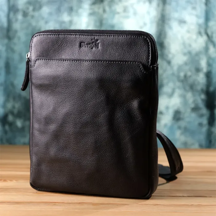 Стильна чоловіча сумка через плече з дрібнозернистої шкіри Shvigel 20869_1 Чорний