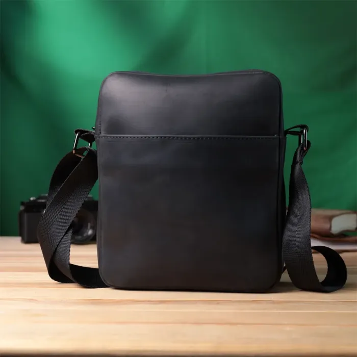 Чоловіча сумка через плече з матової шкіри Shvigel 22848 Чорна