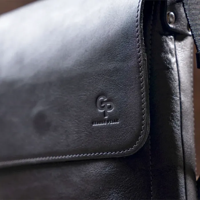 Сумка месенджер у гладкій шкірі GRANDE PELLE 11333 Чорна