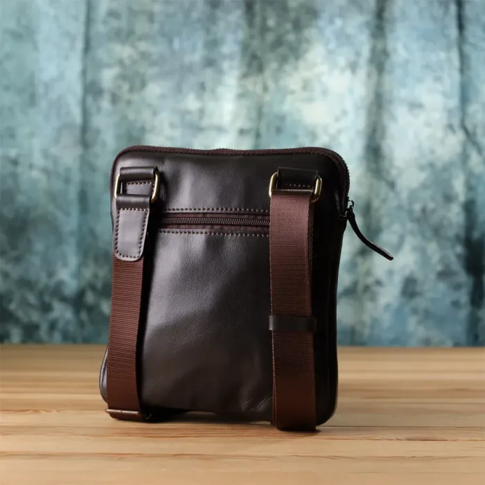 Елегантна чоловіча сумка з гладкої натуральної шкіри Shvigel 23150 Коричневий