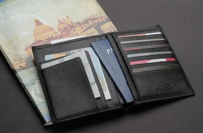 Гаманець SHVIGEL 13830 шкіряний з відділеннями для паспортів Чорний