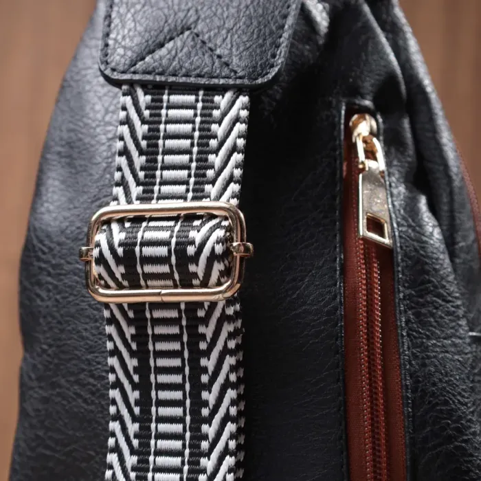 Зручна жіноча сумка через плече з отвором для навушників з екошкіри Vintage 22787 Чорний