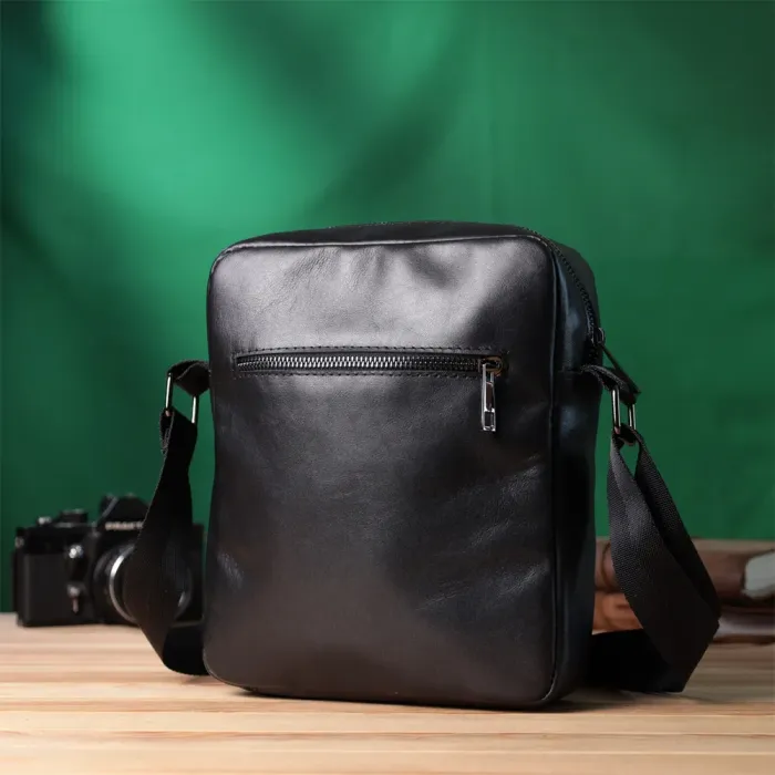 Сумка для чоловіків через плече із глянсової натуральної шкіри Shvigel 22849 Чорна