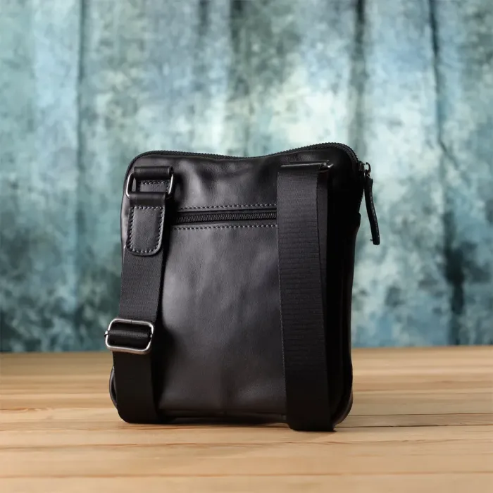 Стильна та практична чоловіча сумка на плече з натуральної гладкої шкіри Shvigel 23153 Чорний