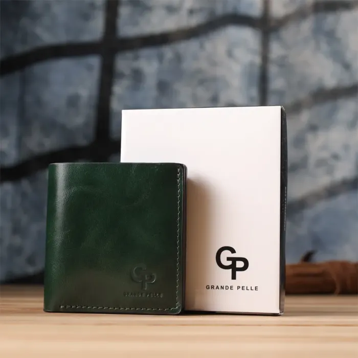 Компактний гаманець у дві складення з натуральної гладкої шкіри GRANDE PELLE 22946 Зелений
