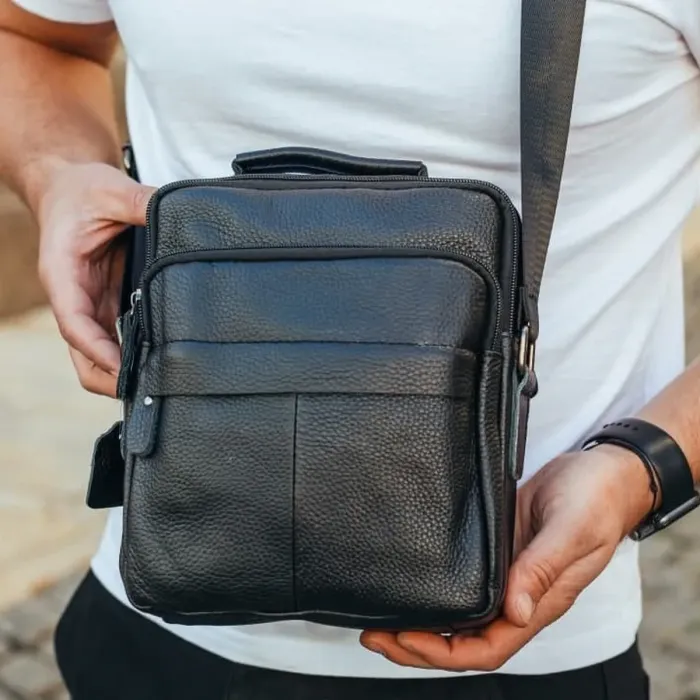 Сумка через плече з натуральної шкіри 22х24х6 / месенджер для активного чоловіка, чорний
