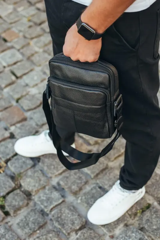Сумка через плече з натуральної шкіри 22х24х6 / месенджер для активного чоловіка, чорний