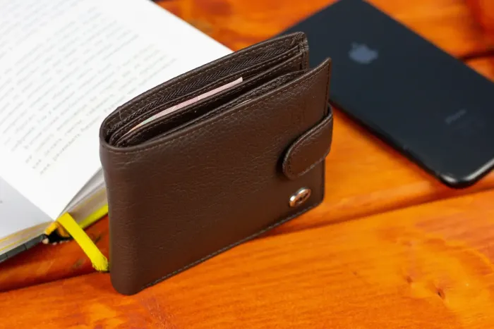 Шкіряне чоловіче портмоне на кнопці ST Leather ST104 Коричневе