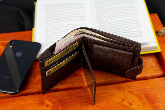 Коричневе чоловіче портмоне з натуральної шкіри з фіксацією ST Leather ST103