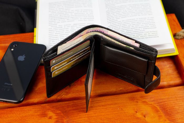 Чорне чоловіче портмоне з натуральної шкіри з фіксацією ST Leather ST103