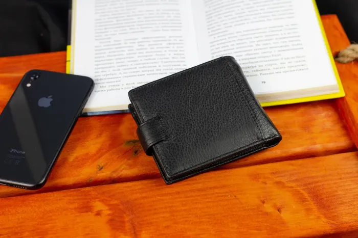 Чорне чоловіче портмоне з натуральної шкіри з фіксацією ST Leather ST103