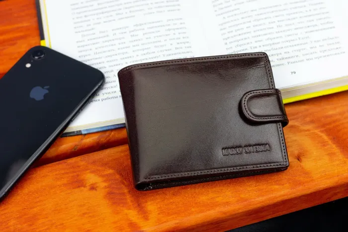 Коричневе чоловіче портмоне на кнопці з натуральної шкіри Marco Coverna B047-801