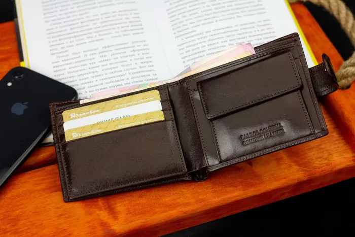 Коричневе чоловіче портмоне на кнопці з натуральної шкіри Marco Coverna B047-801