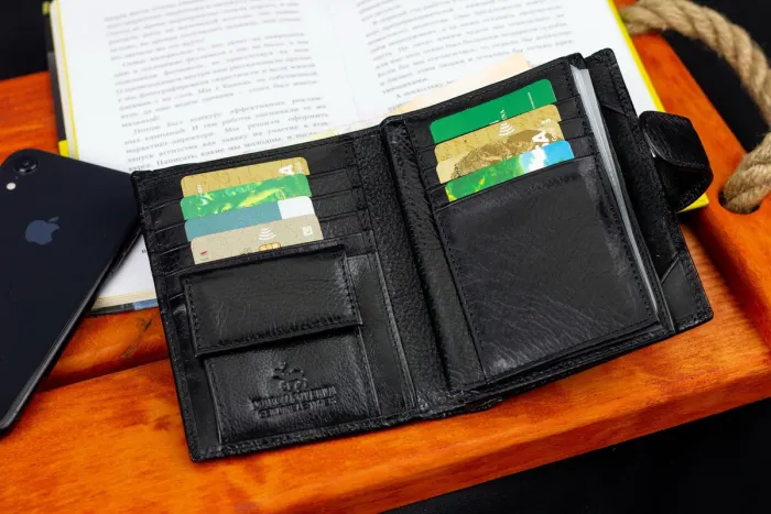 Чорне чоловіче портмоне з натуральної шкіри з відділенням під автодокументи Marco Coverna MC-2090H-1