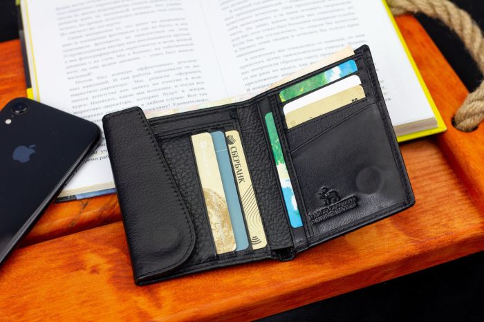 Чорний чоловічий гаманець вертикального типу з натуральної шкіри на магніті Marco Coverna MC-1286