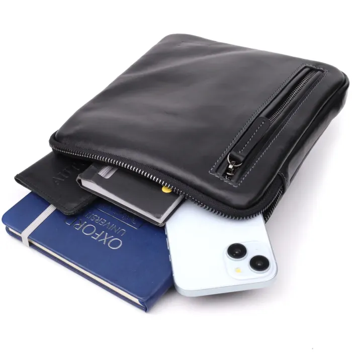 Стильна та практична чоловіча сумка на плече з натуральної гладкої шкіри Shvigel 23153 Чорний