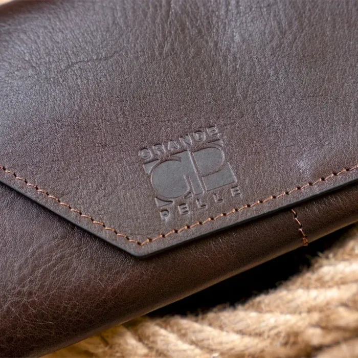 Горизонтальный клатч глянцевый на магните GRANDE PELLE 11317 Шоколадный