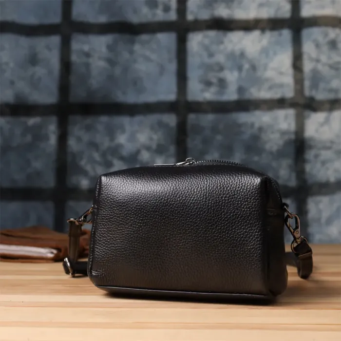 Модна жіноча сумка з натуральної шкіри з актуальним декором Vintage 22922 Чорний