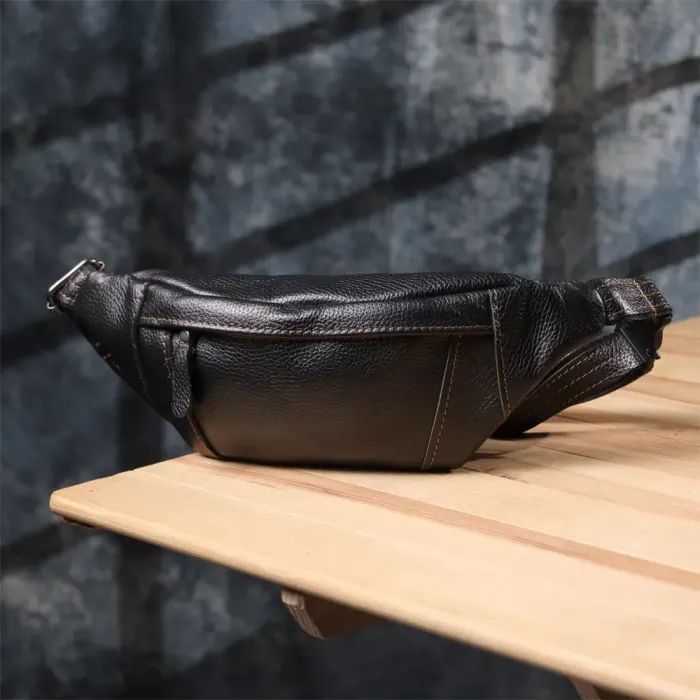 Приваблива сумка-бананка для чоловіків з натуральної шкіри зернистої Shvigel 23127 Чорний