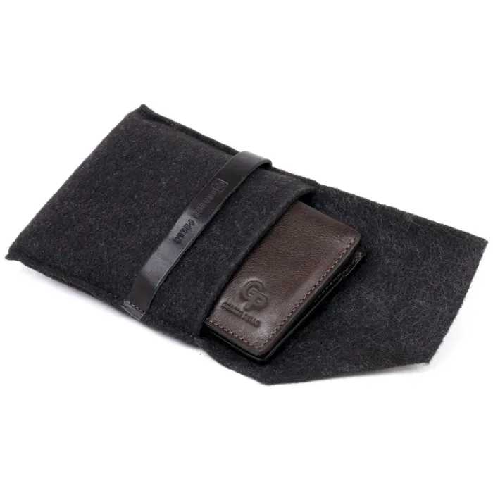 Суворий портмоне в гладкій шкірі на магнітах GRANDE PELLE 11307