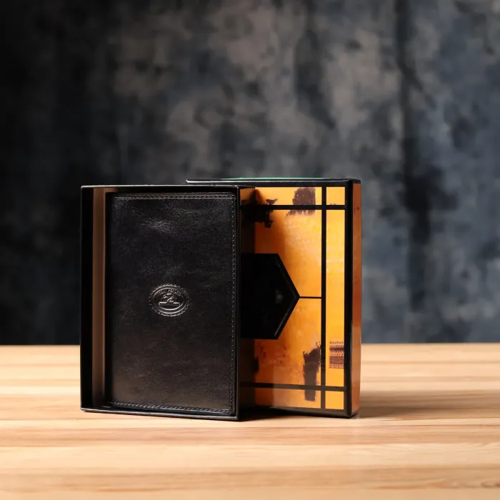 Красива обкладинка на паспорт із глянсової натуральної шкіри Tony Perotti 20891_1 (1597 nero) Чорний