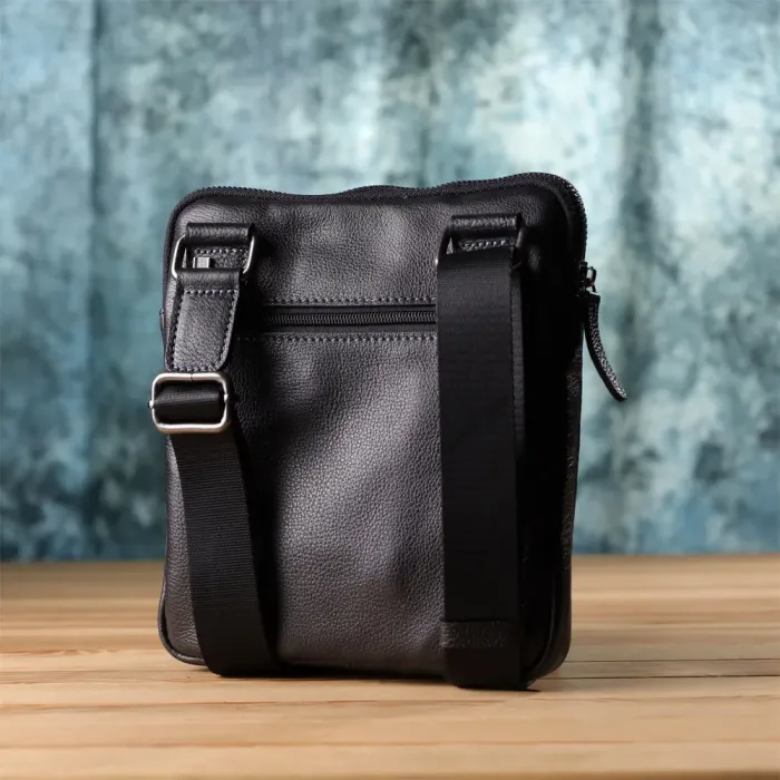 Сумка на плече для чоловіків із міцної зернистої шкіри Shvigel 23152 Чорний