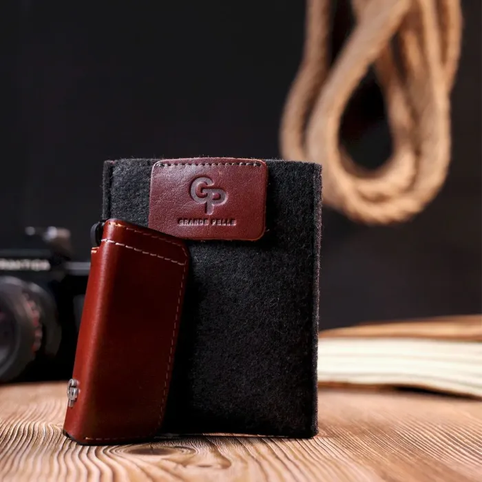 Зручна шкіряна ключниця Grande Pelle 11392 Коричневий