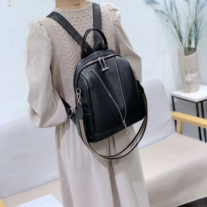 Рюкзак жіночий шкіряний з ременем 22х28х11, наплічна сумочка для дівчини студентки, чорна