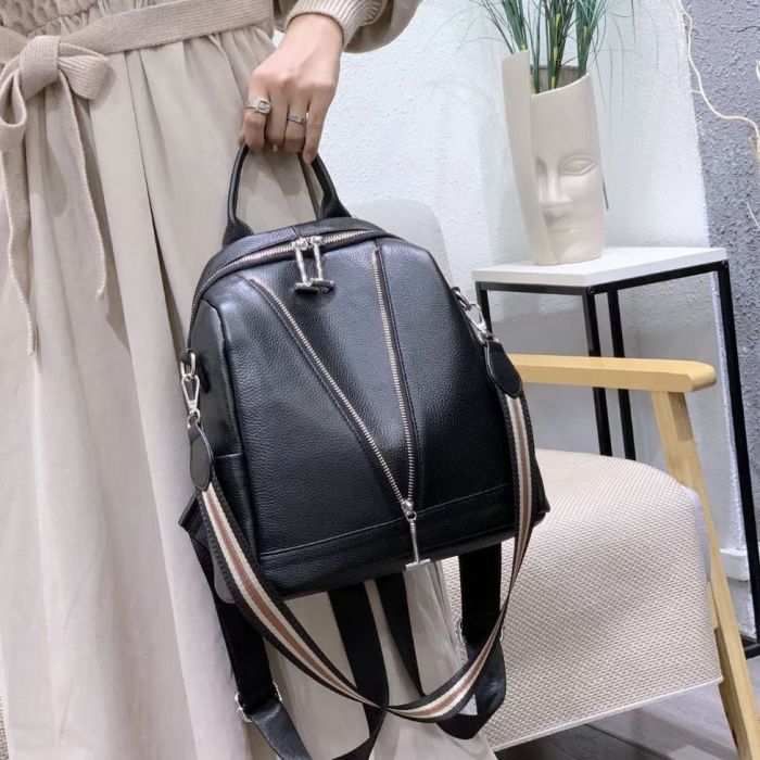 Рюкзак жіночий шкіряний з ременем 22х28х11, наплічна сумочка для дівчини студентки, чорна
