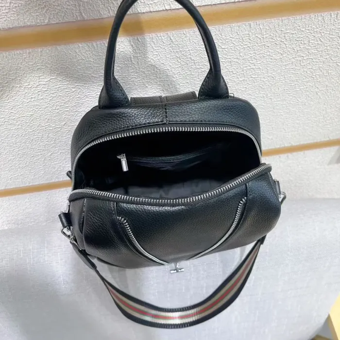 Рюкзак жіночий шкіряний з ременем 22х28х11, наплічна сумочка для дівчини студентки, чорна