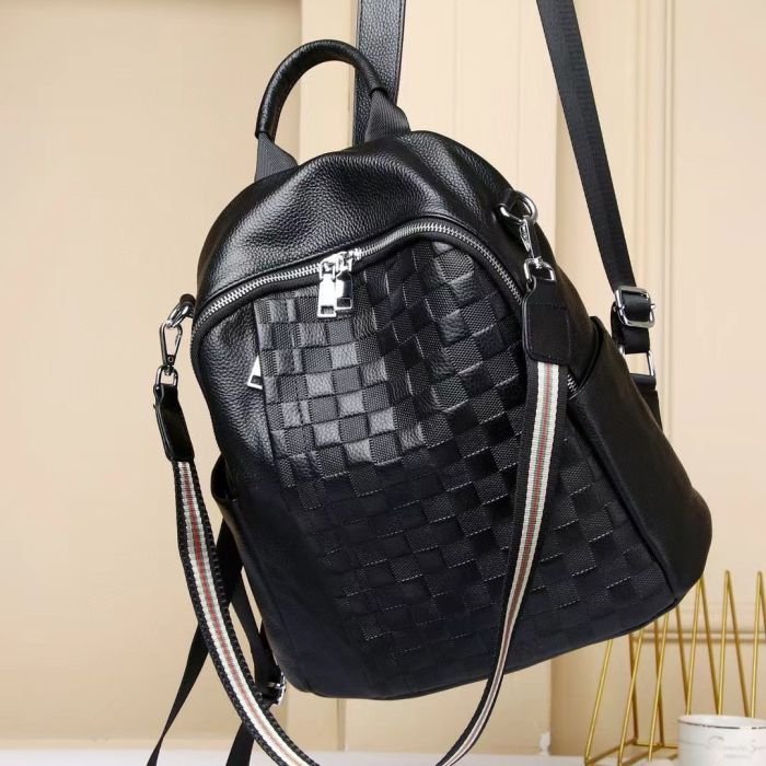 Шкіряний жіночий рюкзак з тисненням 25х30х11, сумка наплічна з шахматним візерунком, чорна