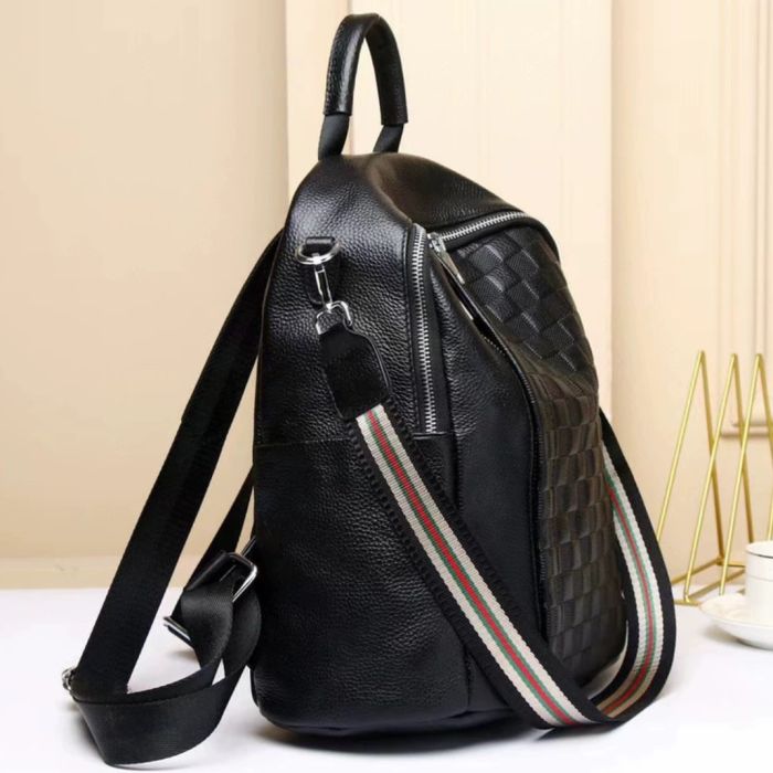 Шкіряний жіночий рюкзак з тисненням 25х30х11, сумка наплічна з шахматним візерунком, чорна