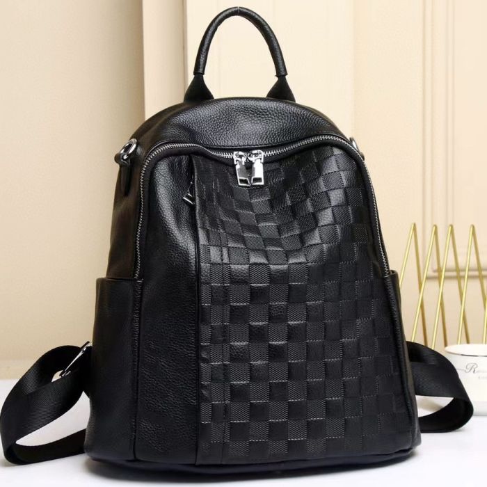 Шкіряний жіночий рюкзак з тисненням 25х30х11, сумка наплічна з шахматним візерунком, чорна